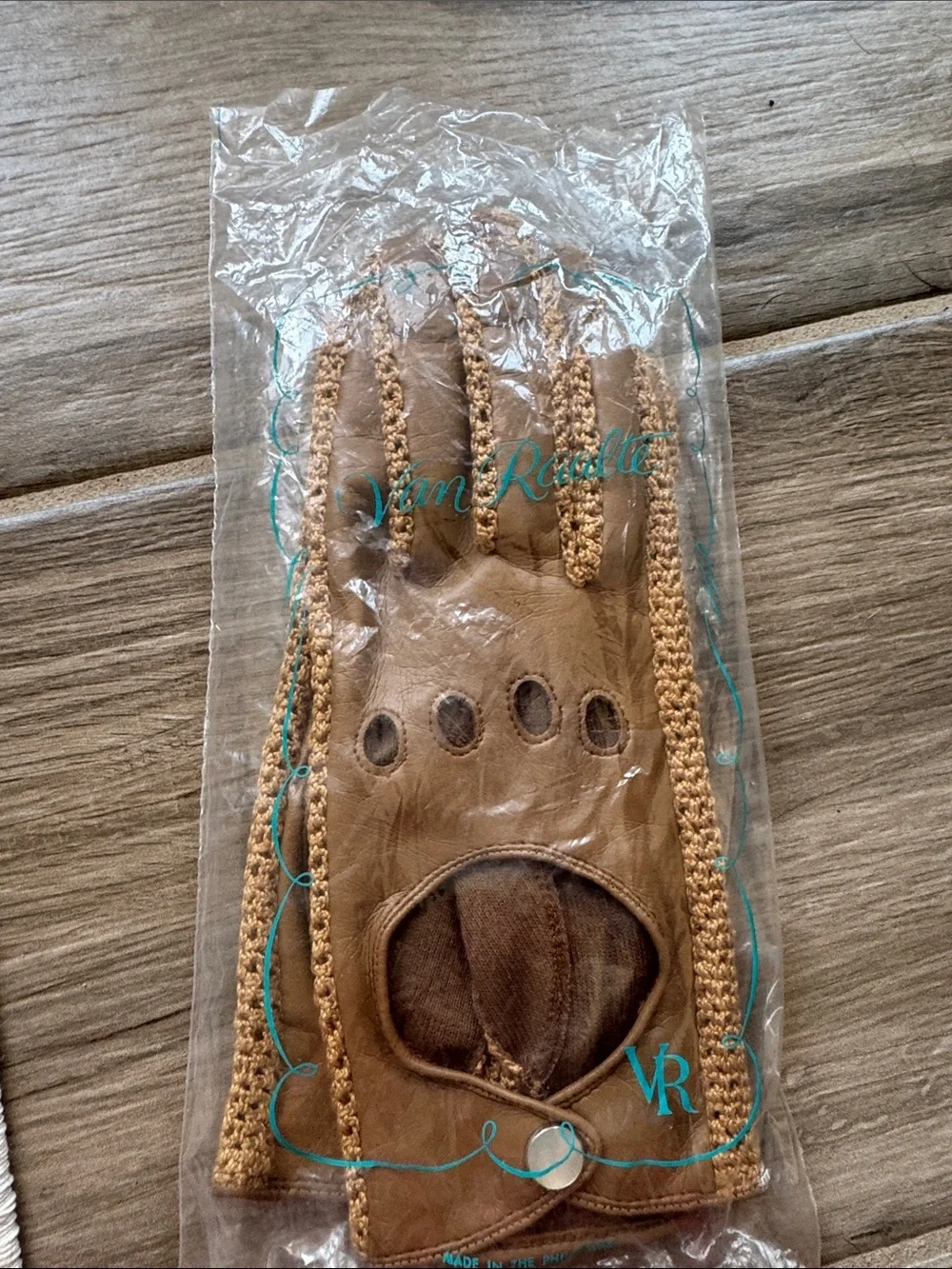 Vintage L tan vinyl driving gloves